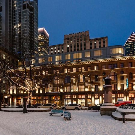 Hotel Birks Montreal Bagian luar foto The Eaton's Building at night