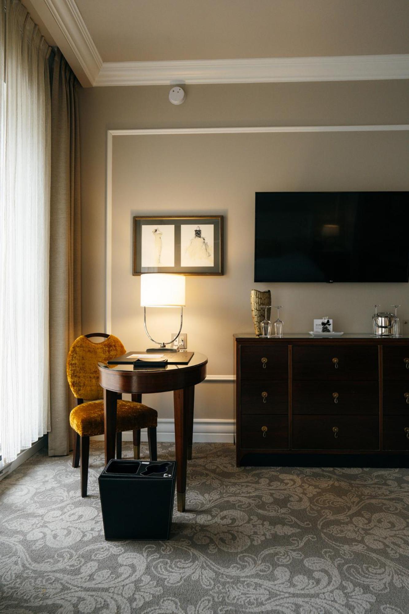 Hotel Birks Montreal Bagian luar foto A room at the Hotel de Ville