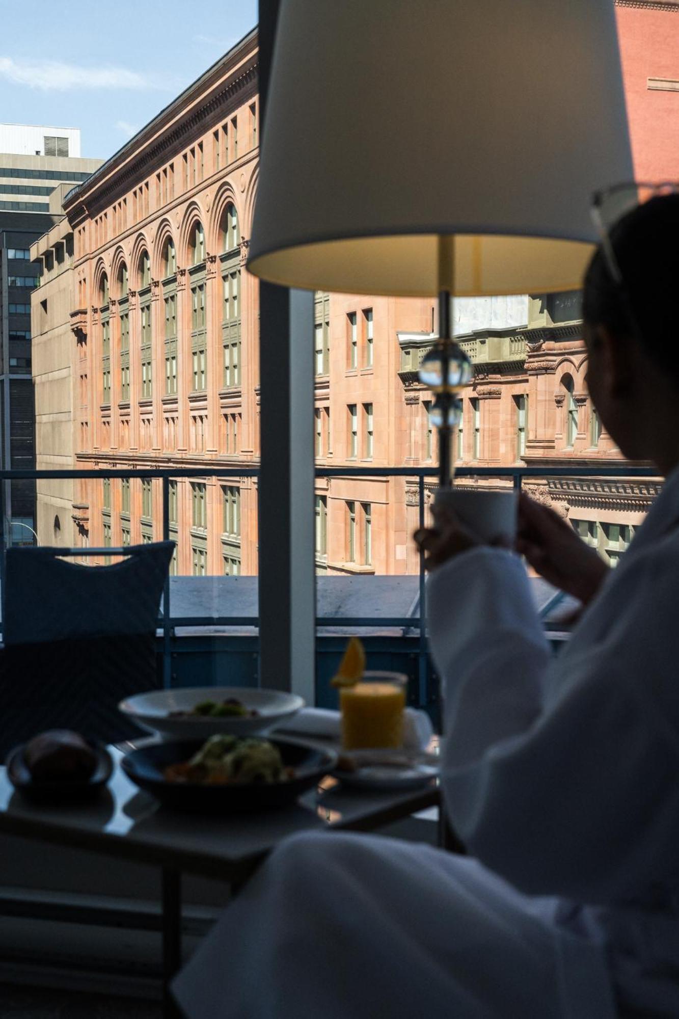 Hotel Birks Montreal Bagian luar foto The view from the hotel