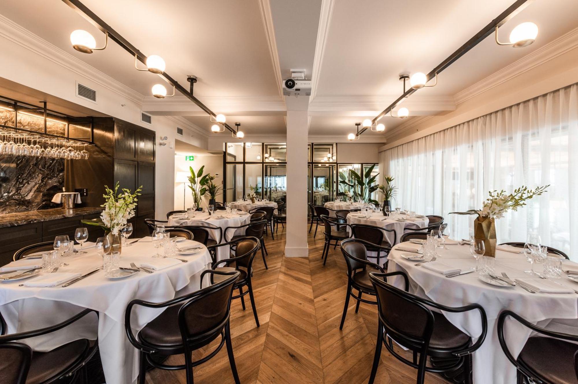 Hotel Birks Montreal Bagian luar foto The interior of the restaurant
