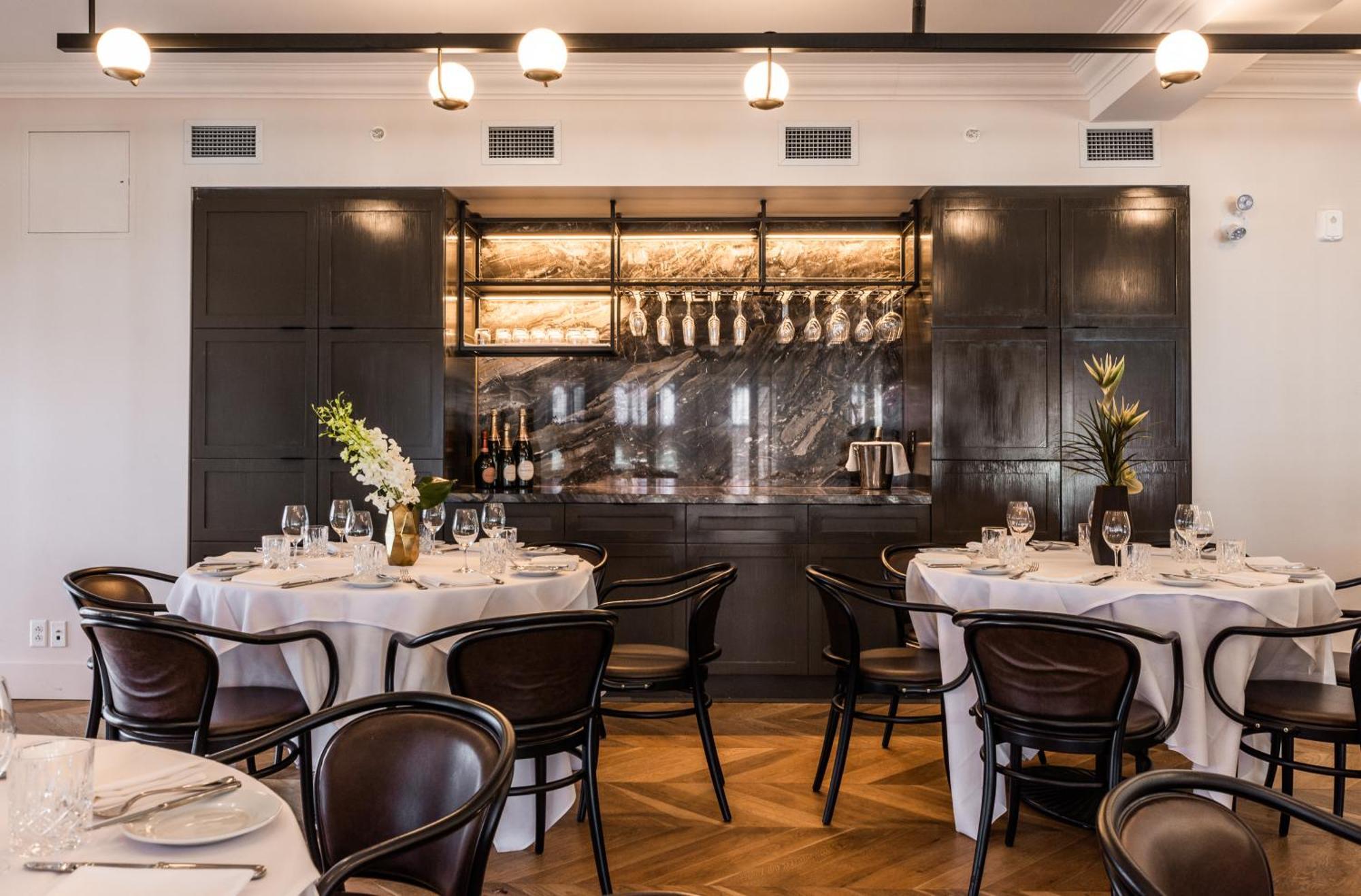Hotel Birks Montreal Bagian luar foto The interior of the restaurant