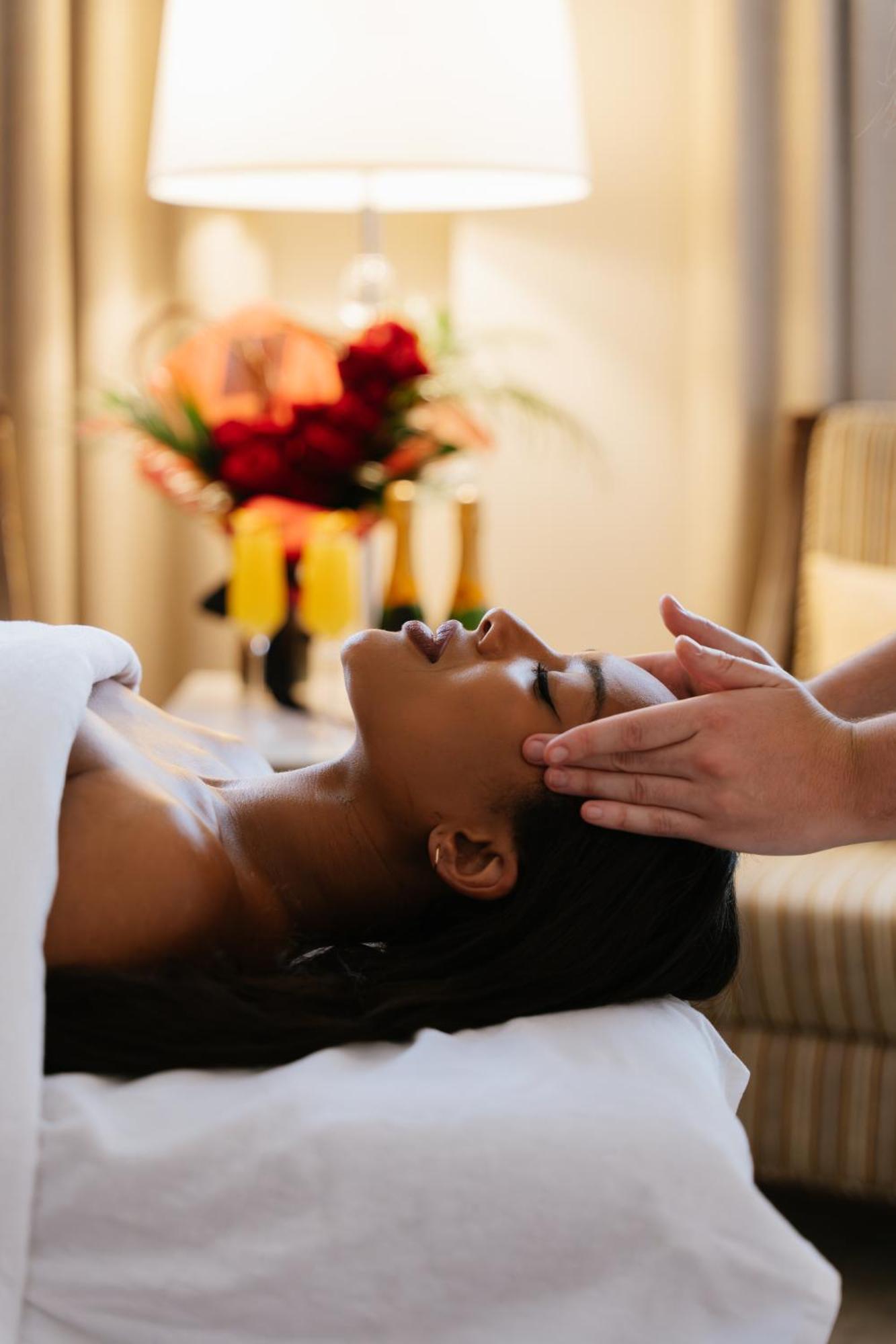 Hotel Birks Montreal Bagian luar foto A woman receiving a head massage