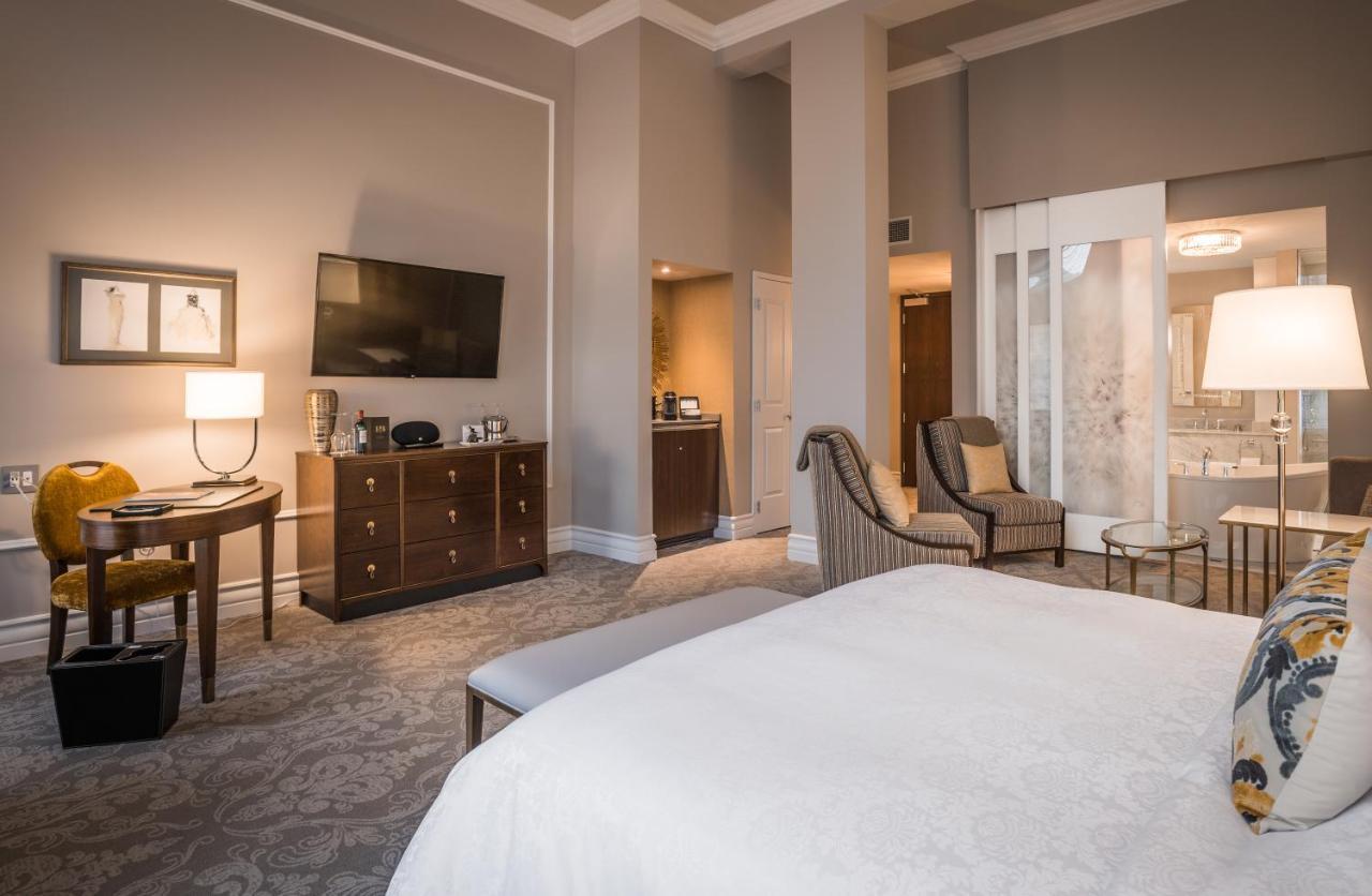 Hotel Birks Montreal Bagian luar foto A suite at the hotel