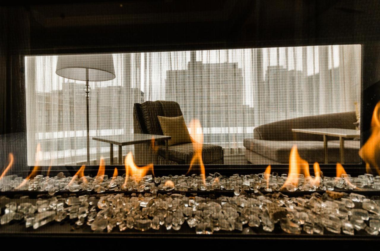 Hotel Birks Montreal Bagian luar foto A fireplace with ethanol fuel