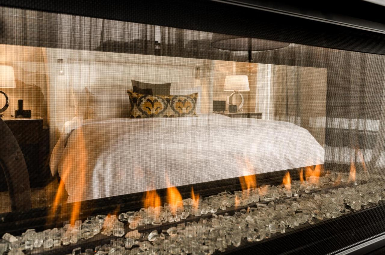 Hotel Birks Montreal Bagian luar foto A fireplace with a glass screen