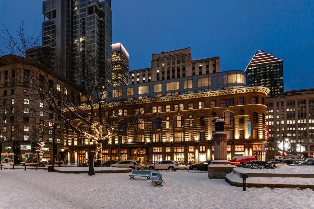 Hotel Birks Montreal Bagian luar foto The Eaton's Building at night