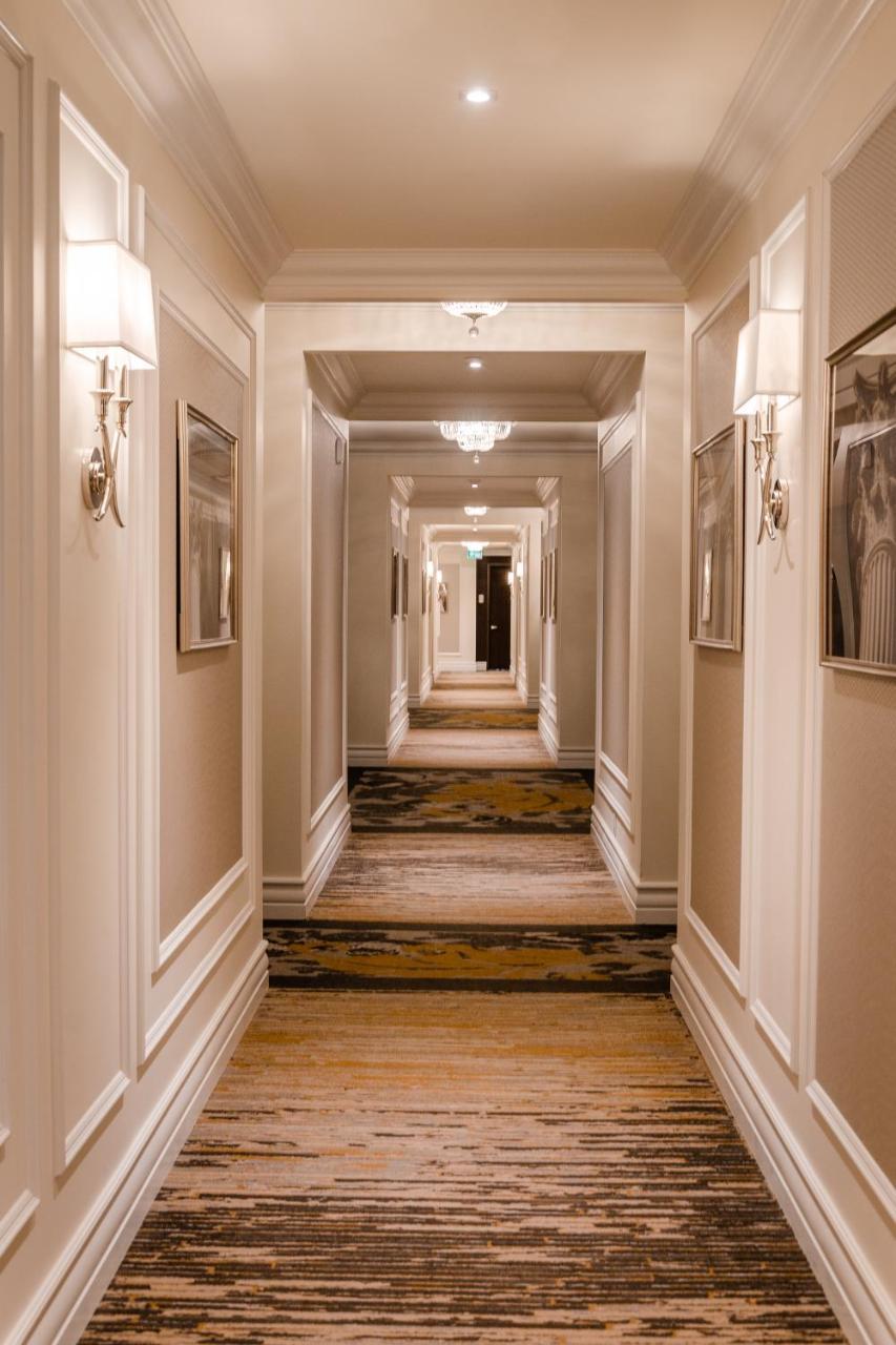 Hotel Birks Montreal Bagian luar foto A corridor at the hotel