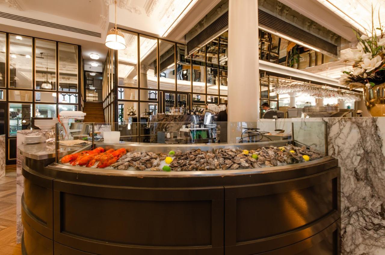 Hotel Birks Montreal Bagian luar foto Seafood display at the Oyster Bar