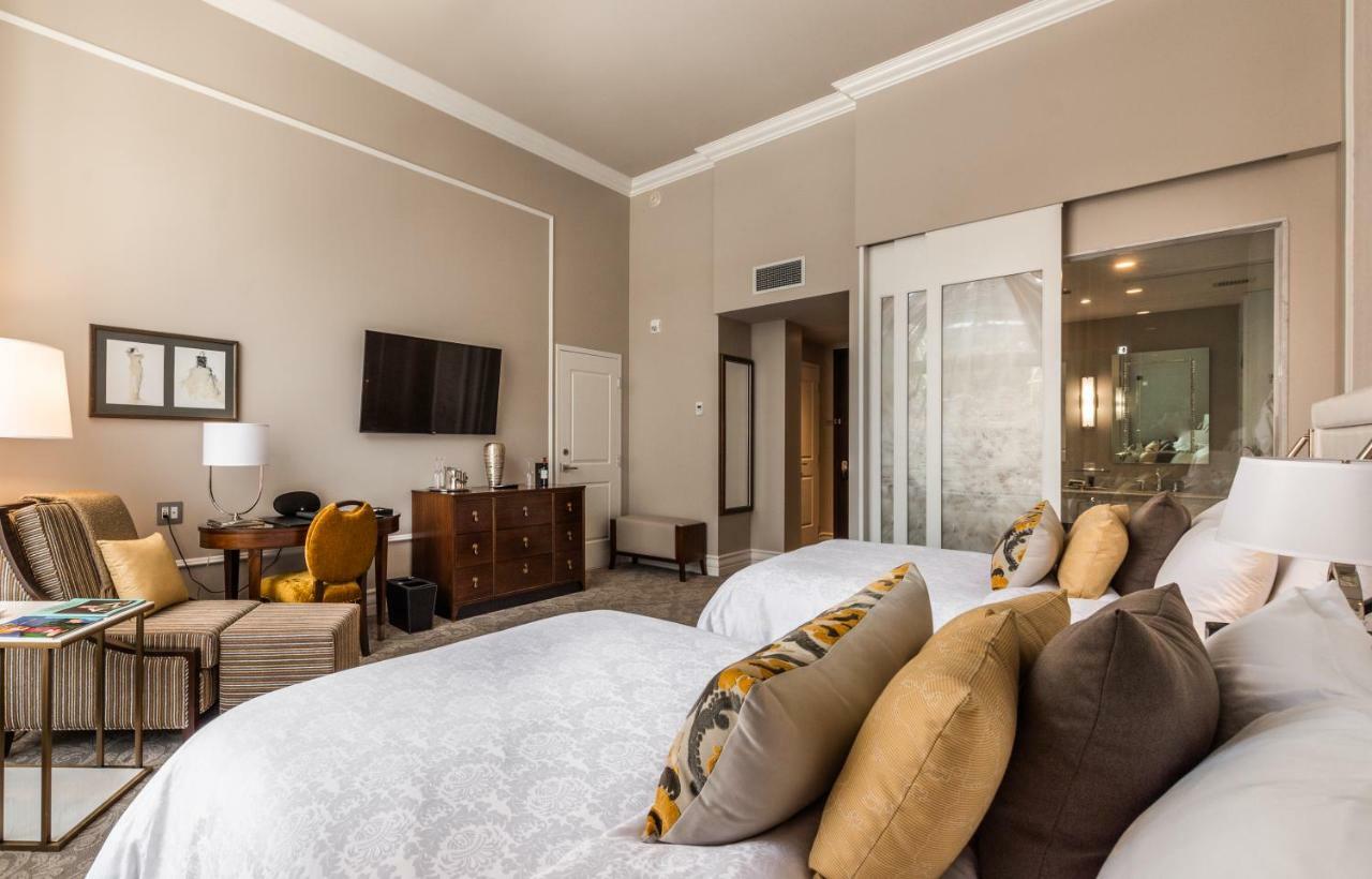 Hotel Birks Montreal Bagian luar foto A guest room at the hotel